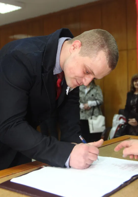 Подписване по време на сватбената церемония.