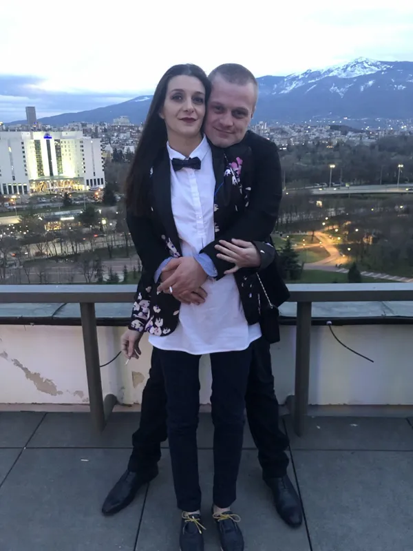 Прегръдка на тераса с градска панорама.