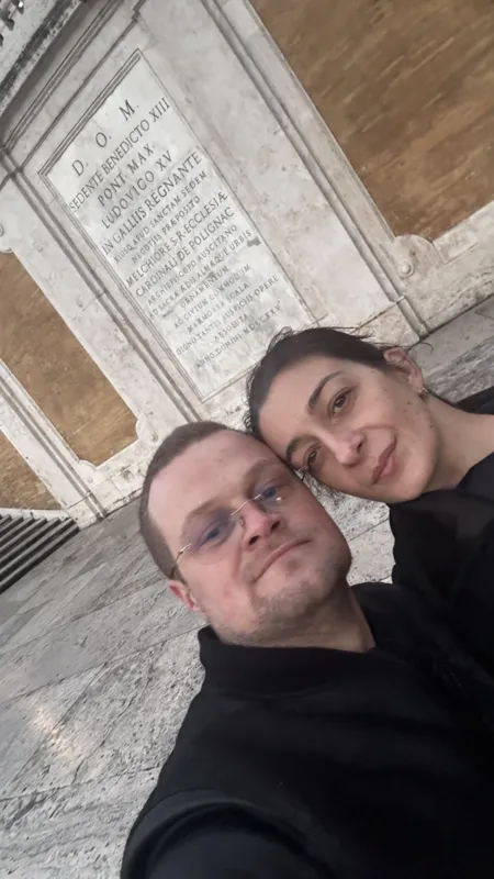 Обща снимка пред историческа сграда.